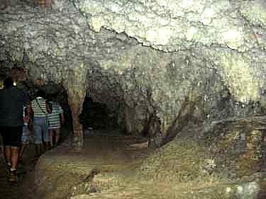 Cueva, entre estalactitas y estalagmitas